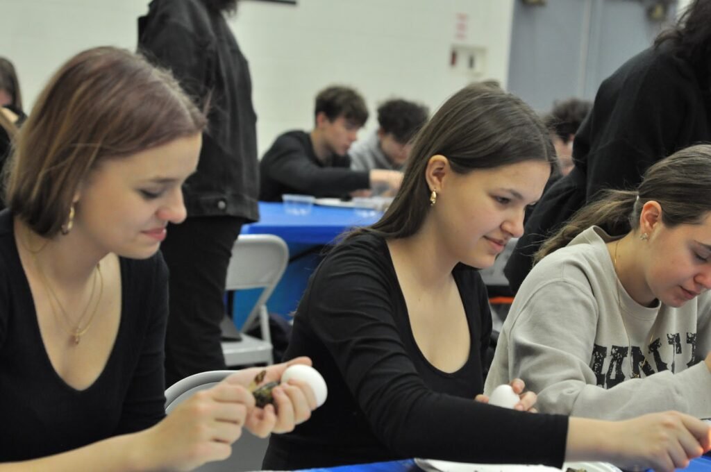 Featured image for “Фарбуємо писанки 3/3”